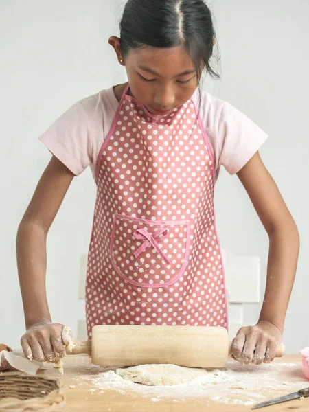 Asijská Dívka Kolejových Těsta Pro Výrobu Chleba Nebo Pizzu Stylu — Stock fotografie