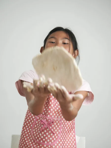 モーション ブラー アジア女の子のパンやピザ ライフ スタイルのコンセプトを作るための生地を投げ — ストック写真