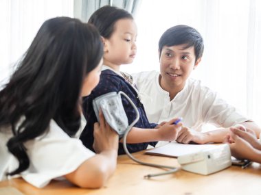 Sağlık muayene kliniğinde için Asya baba ve kızı gel.