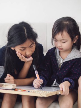 Beyaz tahtada çizim birlikte evde mutlu Asya Aile