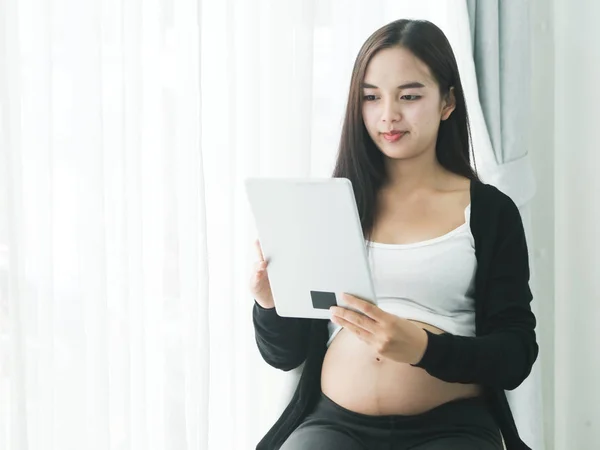 Mulher Grávida Asiática Usando Tablet Cama Casa Conceito Estilo Vida — Fotografia de Stock
