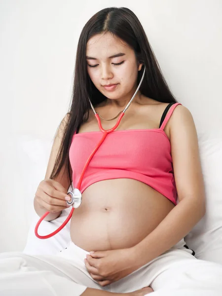 Mulher Grávida Asiática Usando Estetoscópio Vermelho Ouvindo Seu Bebê Cama — Fotografia de Stock