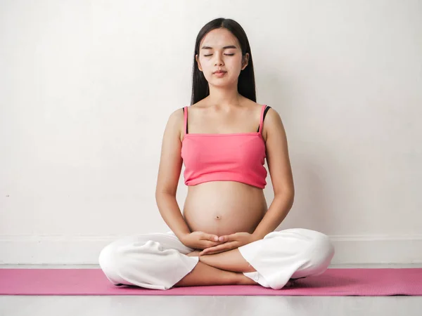 Азиатская Беременная Женщина Медитирует Дома Концепция Образа Жизни — стоковое фото