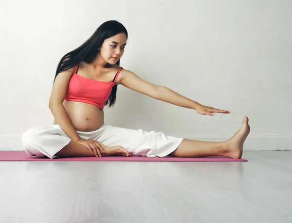 Asiática Embarazada Haciendo Yoga Casa Concepto Estilo Vida — Foto de Stock