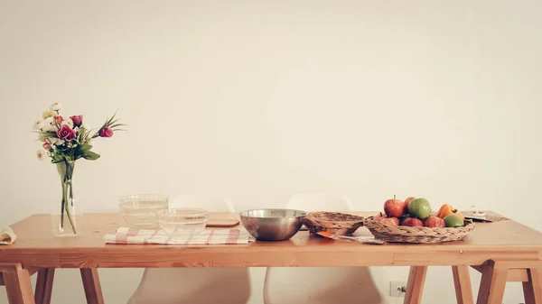 Vruchten Lade Tablet Sinaasappelsap Tafel Met Witte Muur — Stockfoto