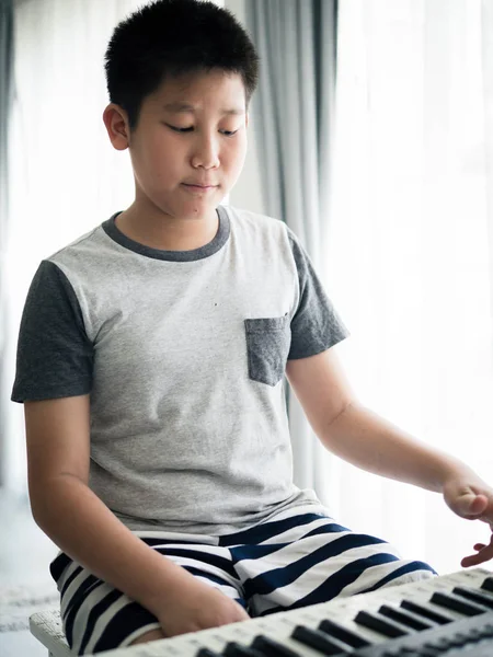 Preteen Menino Tocando Instrumento Teclado Eletrônico Casa — Fotografia de Stock