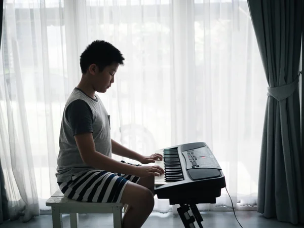 Asiático Menino Tocando Piano Teclado Casa Conceito Estilo Vida — Fotografia de Stock