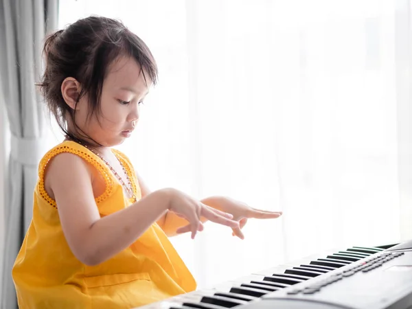 Menina Asiática Tocando Piano Teclado Perto Janela Casa — Fotografia de Stock