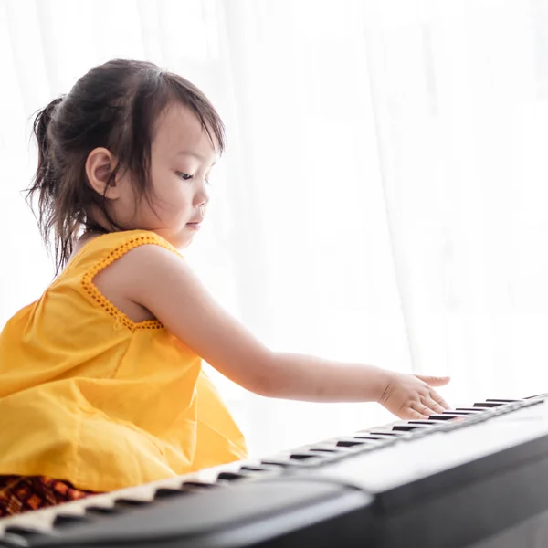Menina Asiática Tocando Piano Teclado Perto Janela Casa — Fotografia de Stock