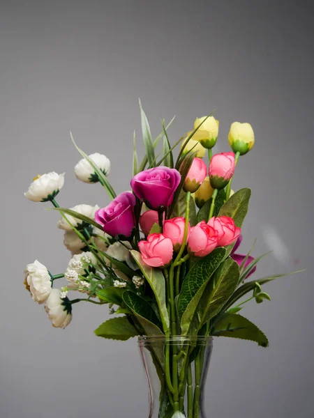 Цветочный Букет Банке Серым Фоном — стоковое фото