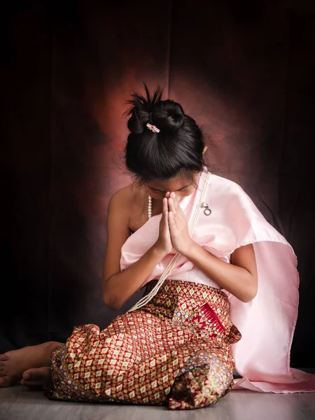 Azjatyckie Dziewczyna Sobie Strój Tajski Ciemnym Tle — Zdjęcie stockowe