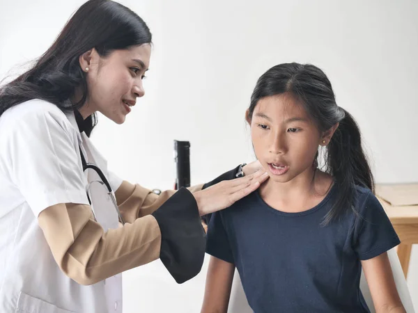 Asiatiska Läkare Undersöker Liten Flicka Kliniken — Stockfoto