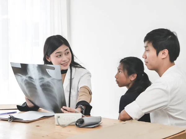 Asiatischer Arzt Und Kinderpatient Betrachten Gemeinsam Röntgenfilm — Stockfoto