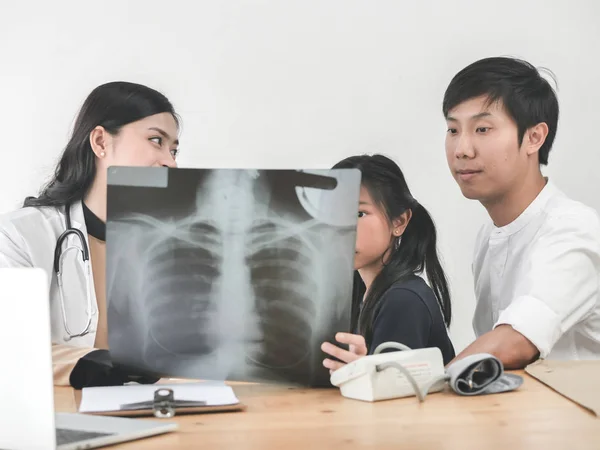 Asiatique Médecin Enfant Patient Regarder Xray Film Ensemble — Photo