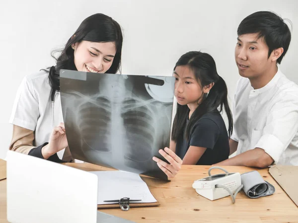 Asiatique Médecin Enfant Patient Regarder Xray Film Ensemble — Photo