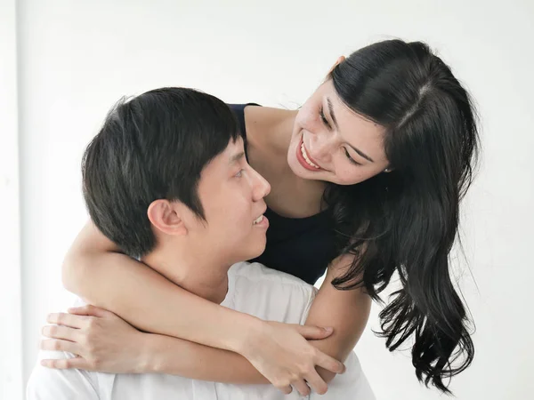 Romântico Casal Asiático Abraço Beijo Perto Janela Casa Conceito Estilo — Fotografia de Stock