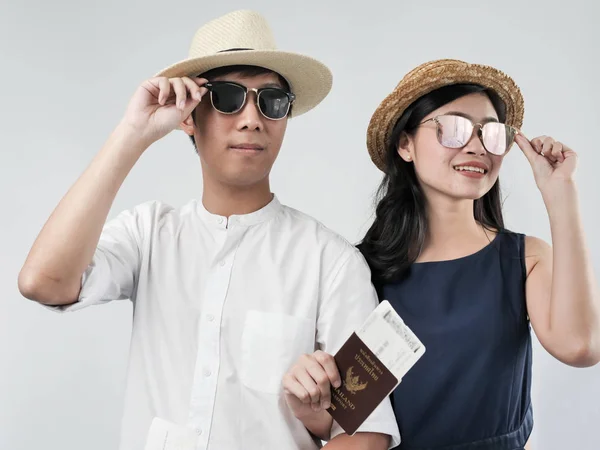 Heureux Couple Touristes Asiatiques Tenant Passeport Thaïlande Valise Sur Fond — Photo