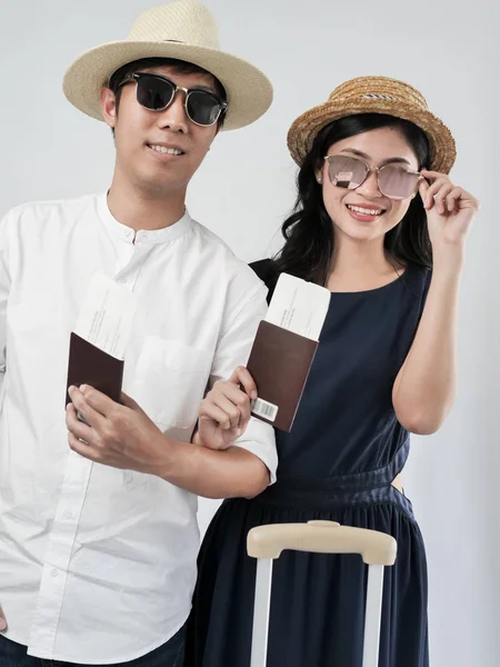 Heureux Couple Touristes Asiatiques Tenant Passeport Thaïlande Valise Sur Fond — Photo