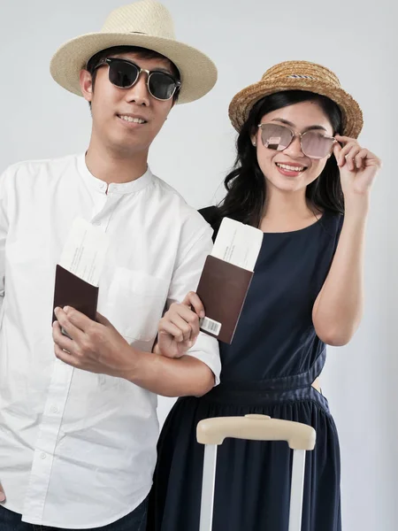 Feliz Asiático Casal Turistas Segurando Tailândia Passaporte Mala Fundo Cinza — Fotografia de Stock