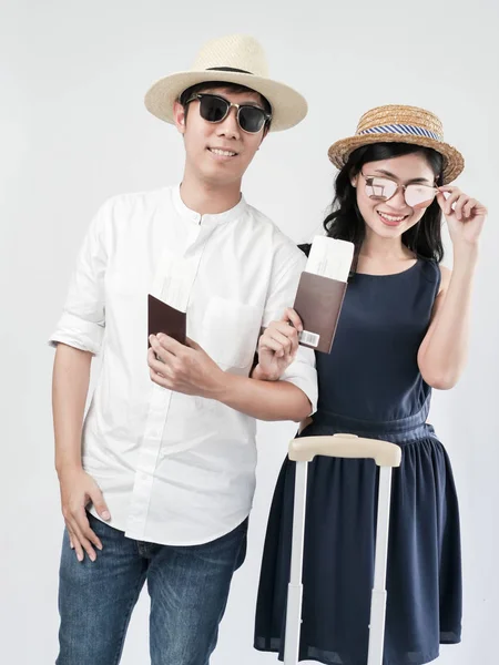 Feliz Asiático Casal Turistas Segurando Tailândia Passaporte Mala Fundo Cinza — Fotografia de Stock