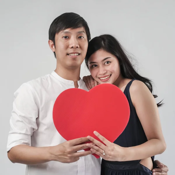 Casal Feliz Amor Segurando Forma Coração Vermelho Conceito Valentine — Fotografia de Stock