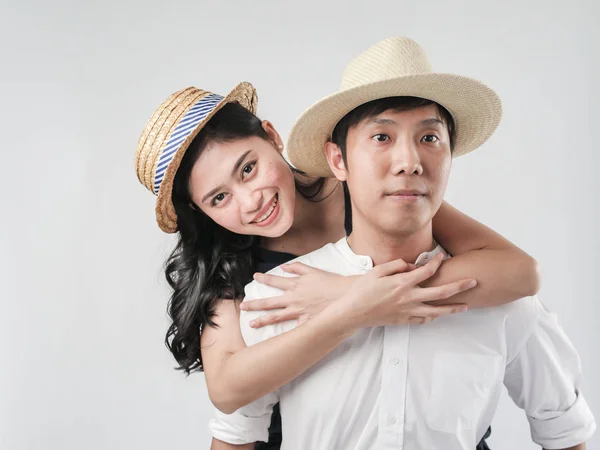 Mutlu Asya Çift Giyiyor Şapka Beyaz Arka Plan Üzerinde Sırtıma — Stok fotoğraf