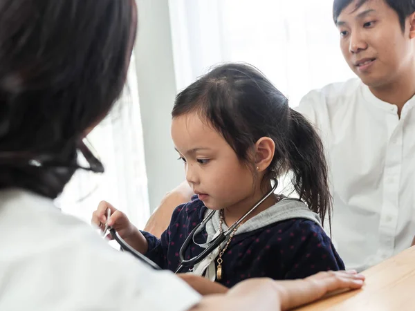 Padre Asiático Hija Vienen Para Examen Salud Clínica —  Fotos de Stock