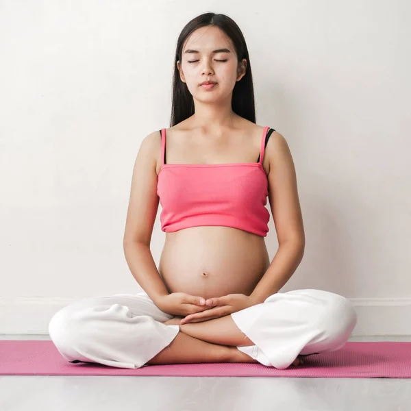 Asiática Mulher Grávida Fazendo Meditação Casa Conceito Estilo Vida — Fotografia de Stock