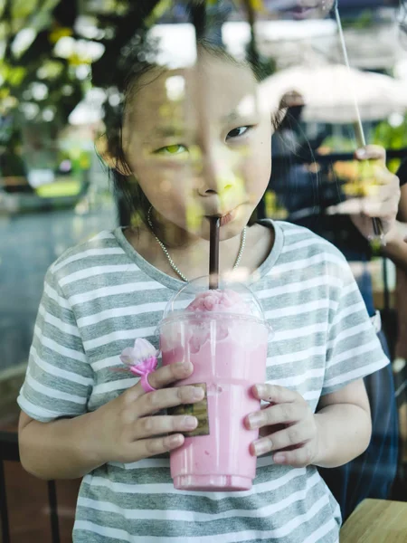 アジアの女の子は幸せなライフ スタイル コンセプトのコーヒー ショップに彼女の飲み物をお楽しみください — ストック写真