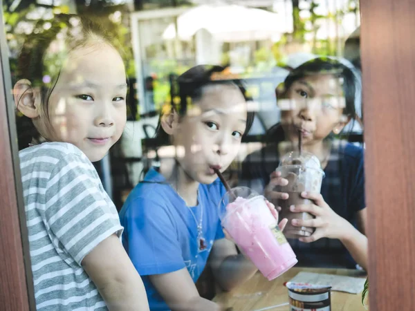Gelukkige Aziatische Kinderen Genieten Van Hun Drank Koffiehuis Levensstijl Concept — Stockfoto