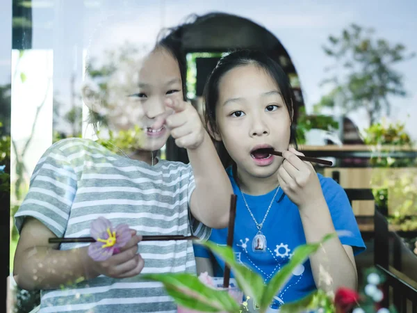 Glückliche Asiatische Kinder Genießen Ihren Drink Café Lifestylekonzept — Stockfoto