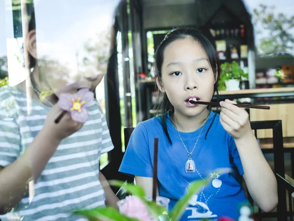 Szczęśliwe Dzieci Azjatycka Delektować Się Napojami Kawiarni Koncepcja Stylu Życia — Zdjęcie stockowe