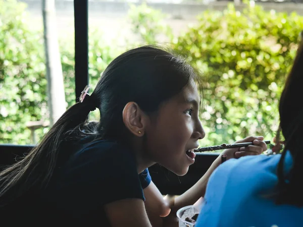 Счастливые Азиатские Дети Наслаждаются Напитками Кафе Концепция Образа Жизни — стоковое фото