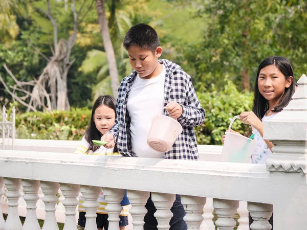 Enfants Asiatiques Heureux Nourrissant Les Poissons Dans Lac Plein Air — Photo