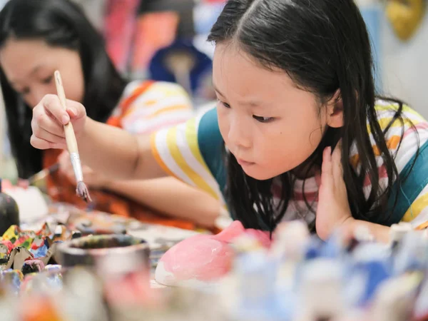 Dziewczyna Azjatyckich Malowania Tynku Maska Pracowni Artysty Koncepcja Stylu Życia — Zdjęcie stockowe