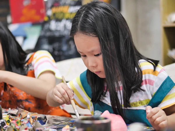 Asian Girl Painting Plaster Mask Artist Workshop Lifestyle Concept — Stock Photo, Image
