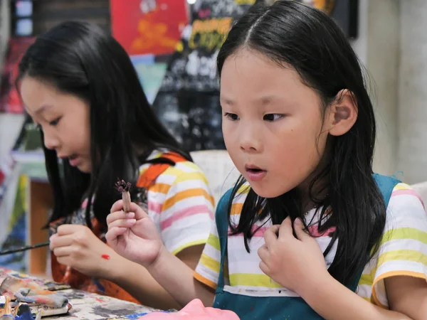 アーティストのワーク ショップ ライフ スタイルのコンセプトでアジアの少女絵石膏マスク — ストック写真