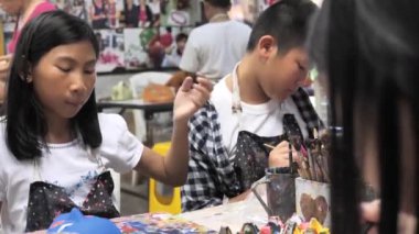 Asyalı kız boya sıva maskesi sanatçı atölyede, yaşam kavramı.