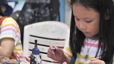 Asyalı kız boya sıva maskesi sanatçı atölyede, yaşam kavramı.