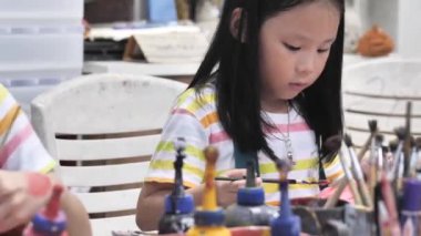 Asyalı kız boya sıva maskesi sanatçı atölyede, yaşam kavramı.