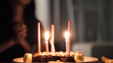 Dua sonra Doğum günü pastası üfleme kızlar yavaş hareket.