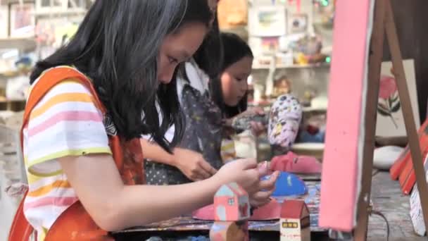 Chica Asiática Pintando Máscara Yeso Taller Artista Hacerlo Secar Con — Vídeos de Stock