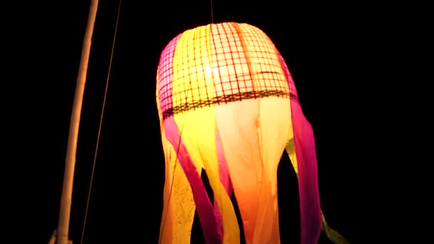 Большая Тканевая Лампа Висит Бамбуке Ночью Замедленная Съемка — стоковое видео