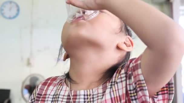 Asiatisches Kind Sitzt Café Und Isst Eis — Stockvideo