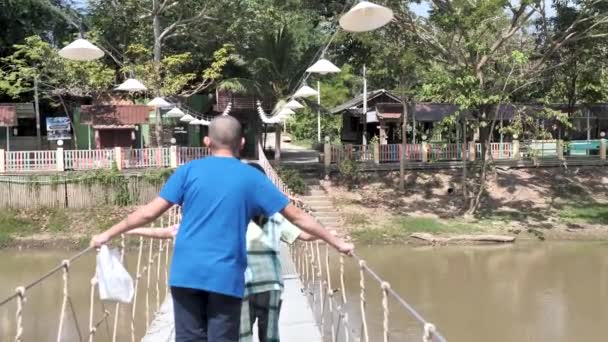 Bakış Açısı Çocuk Eski Bir Asma Yaya Köprüsü Güneşli Bir — Stok video