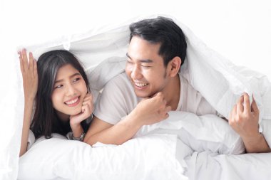 Mutlu Asya çift beyaz battaniye birlikte, yaşam tarzı konsepti.