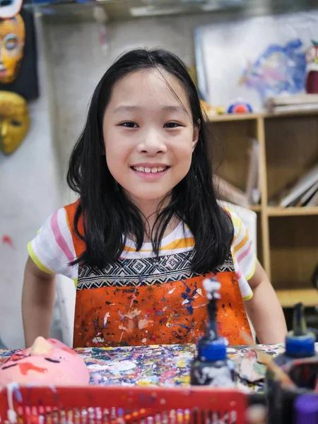 Asijská Dívka Malba Sádrových Maska Umělec Workshop Stylu Života — Stock fotografie