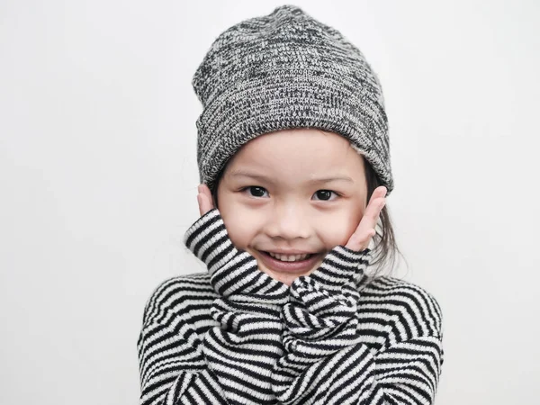 Beyaz Arka Plan Üzerinde Kazak Şapka Giyen Şirin Asyalı Kız — Stok fotoğraf
