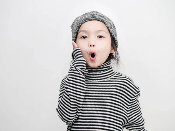 Gadis Asia Lucu Mengenakan Sweater Dan Topi Latar Belakang Putih — Stok Foto