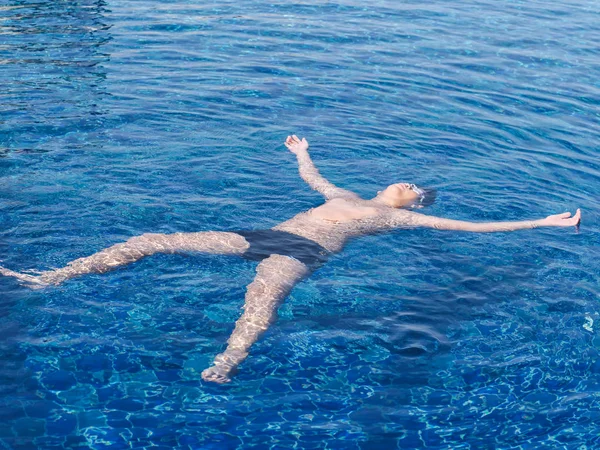 Šťastný Chlapec Asijské Nedospělý Plovoucí Bazén Slunečný Den Stylu Života — Stock fotografie